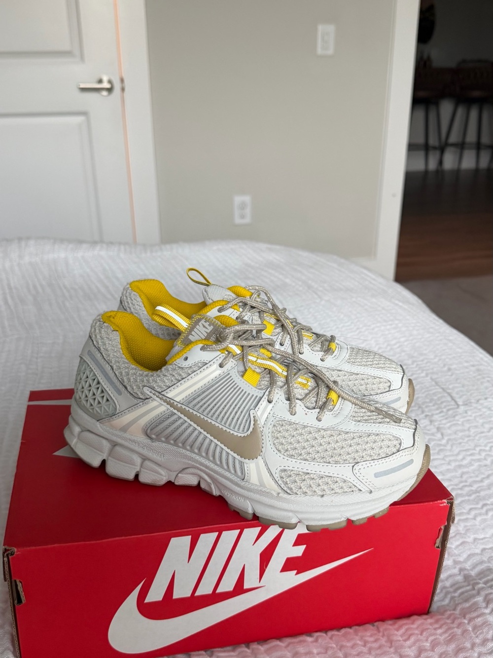 Nike Zoom Vomero 5 Light Bone Limestone Women's 6.5 Sneakers FJ7694-020 With Box